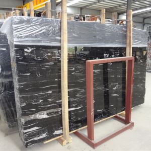 Zilveren draak marmeren platen