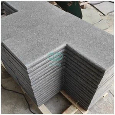 Donkergrijze platte boordstenen